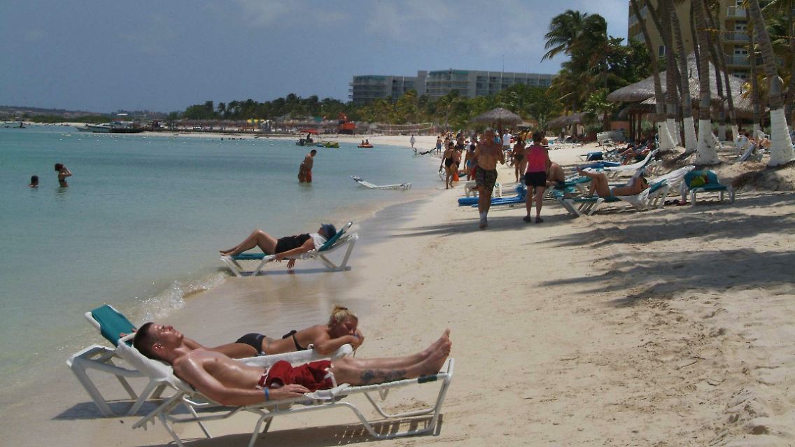 Am Strand von Oranjestad, Aruba.