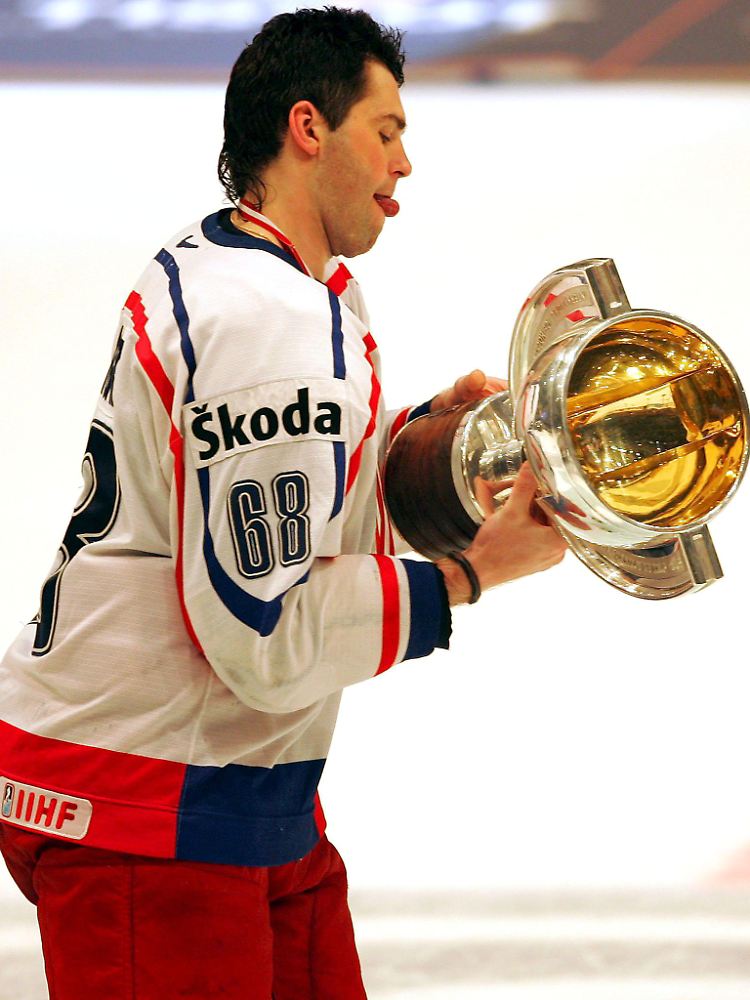 Jagr mit einer seiner zahlreichen Trophäen - hier nach dem Gewinn der Weltmeisterschaft 2005.