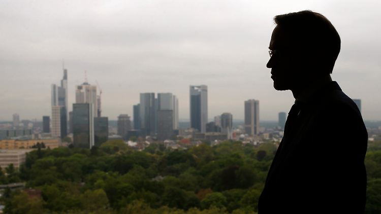 Weidmanns Silhouette mit der Skyline der Frankfurter Innenstadt im Hintergrund: Hier hat auch die Bundesbank ihren Sitz.