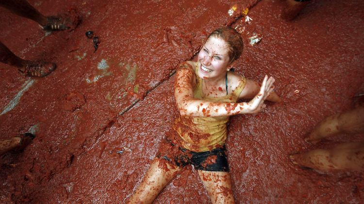 In Spanien werden Tomaten nicht nur gegessen, sondern auch geworfen: Tomatina heißt die Schlacht mit der roten Beere.