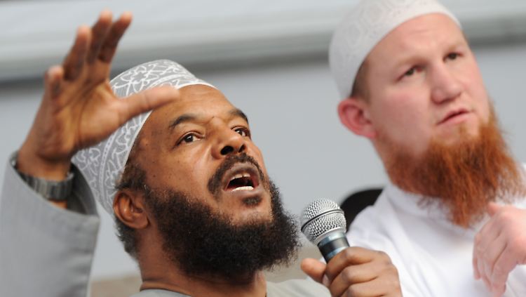 Abu Ameena Bilal Philips wurde ausgewiesen - er gilt wie der Deutsche Pierre Vogel (rechts) als radikaler Islamist.