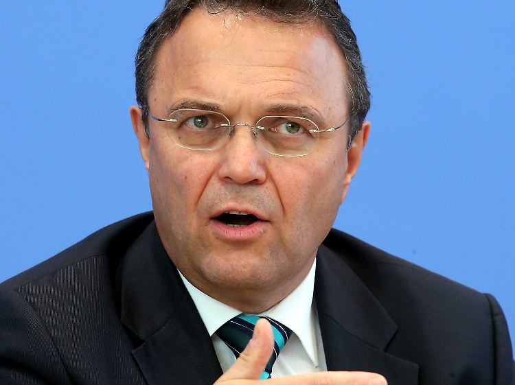 Innenminister Friedrich will das Prediger-Problem durch Ausweisung lösen.
