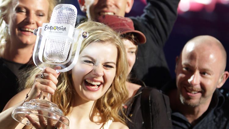 Barfuß zum Sieg: Emmelie de Forest mit der Trophäe