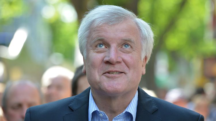 Am 15. September wählen die Bayern ihren Landtag - da kommt Horst Seehofer Konkurrenz von rechts ungelegen.