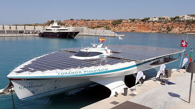 Die "MS Tûranor PlanetSolar" liegt im Hafen von Palma de Mallorca.