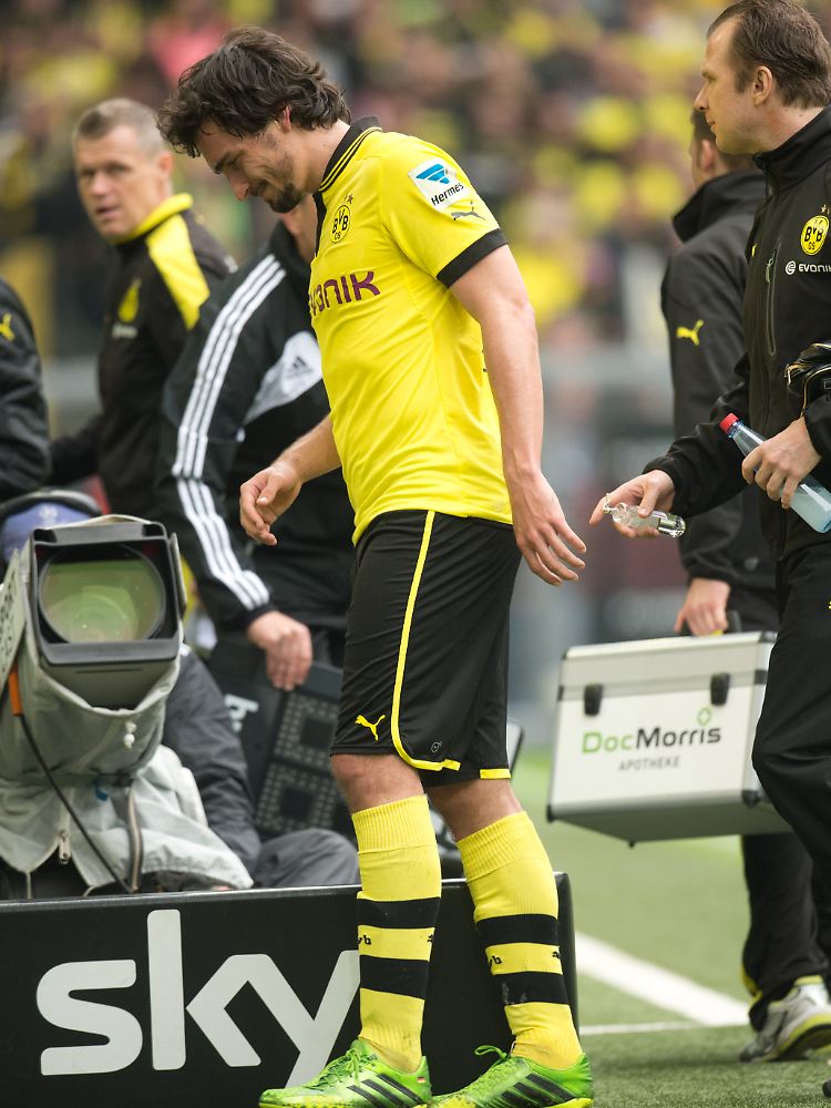 Doppeltes Pech: Mats Hummels verschuldete nicht nur einen Foulelfmeter, sondern verletzte sich dabei auch noch.