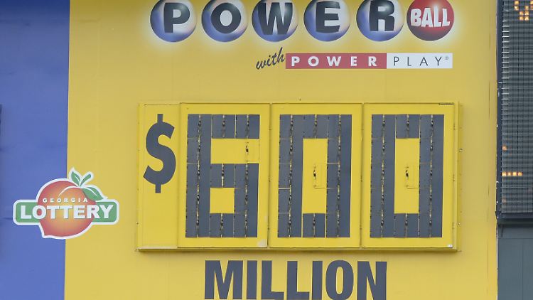 Die Lotteriegesellschaft hatte den möglichen Gewinn zunächst auf über 600 Millionen geschätzt, musste ihn dann aber noch leicht nach unten korrigieren. 