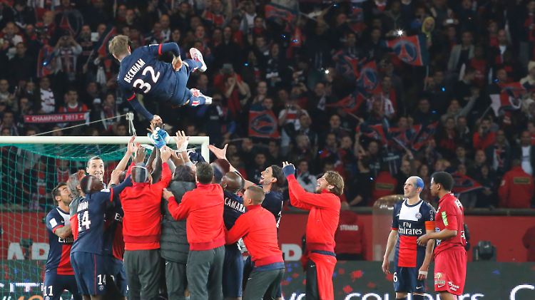 Hoch mit ihm! Die Fußballprofis von Paris St. Germain verabschieden David Beckham in den Ruhestand.