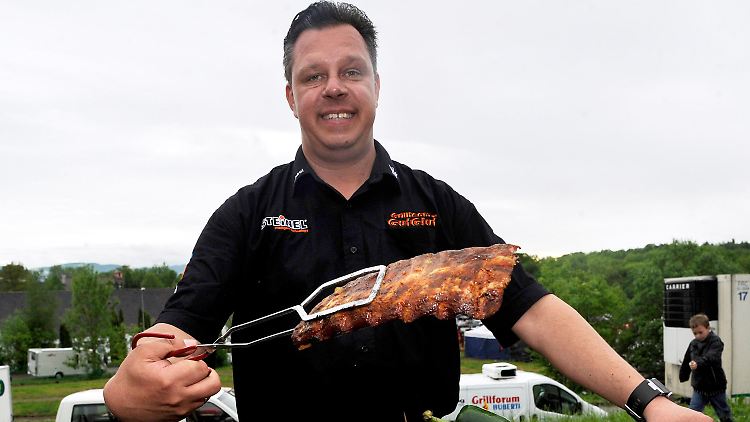 So sehen Sieger aus - Michael Hoffmanns Grillkünste schmeckten der Jury am besten.