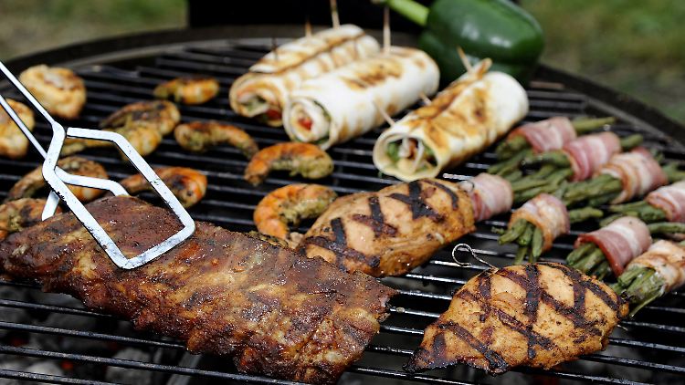 Nach dem Grillen gehört das marinierte Fleisch in die Tiefkühltruhe.