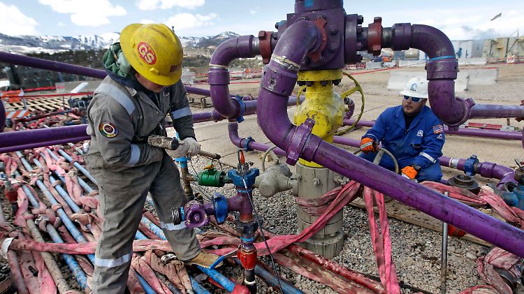 Beim Fracking-Verfahren werden Chemikalien in den Boden gepresst, um Gas aus Gesteinsbrocken zu lösen.