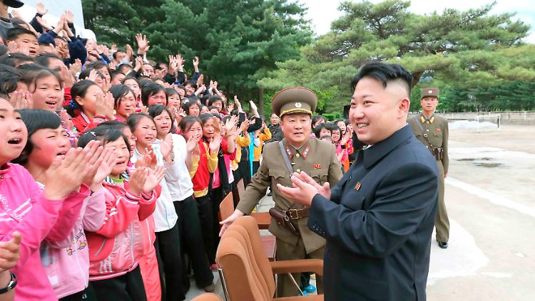 Applaus für Kim: Die Kinder weinen beim Anblick des Staatschefs.