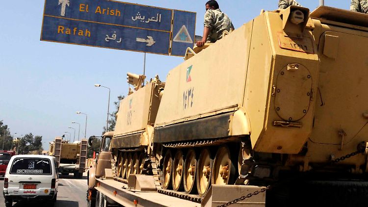 Ägyptische Truppen auf dem Weg auf die Sinai-Halbinsel.