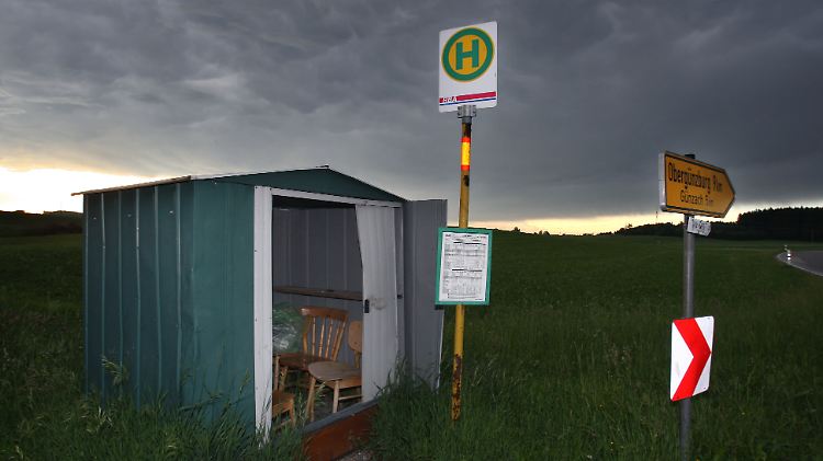 Ein provisorisch mit Stühlen bestücktes Wartehäuschen an einer Bushaltestelle nahe Görwangs im Schwabenland.