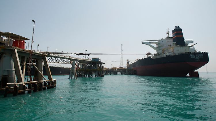 Der Punkt der Übergabe: Rohöl aus dem Irak strömt am Al-Basra-Terminal in den Bauch der Riesentanker.