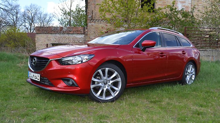 Die Nase steckt der Mazda6 aggressiv in den Wind und dank seiner 19-Zöller steht er auch entsprechend dynamisch da.