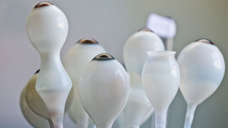 Glausaugen-Modelle in verschiedenen Formen und Größen im Institut für künstliche Augen des Ocularisten Uwe Rauch in Nürnberg.
