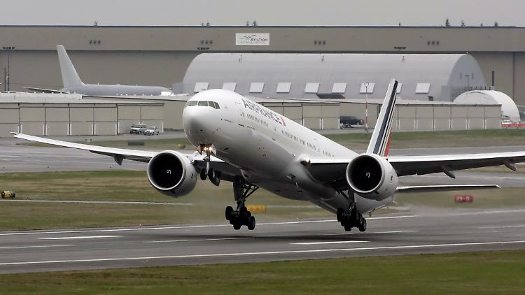 Riesige Triebwerksgondeln: Die Version 777-300ER fliegt für Airlines wie Air France-KLM.