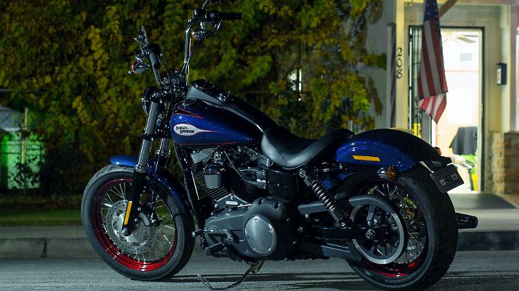 Die Street Bob ist ein Klassiker im Modellprogramm der Amerikaner und markiert mit ihrem Preis von 13.295 Euro den Einstieg in die Welt der "großen" Modelle.