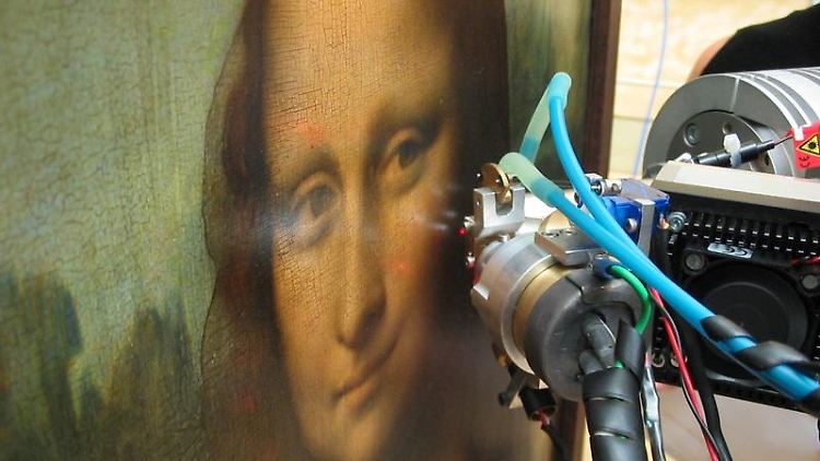 Die "Mona Lisa" von Leonardo da Vinci wird im Pariser Louvre untersucht.