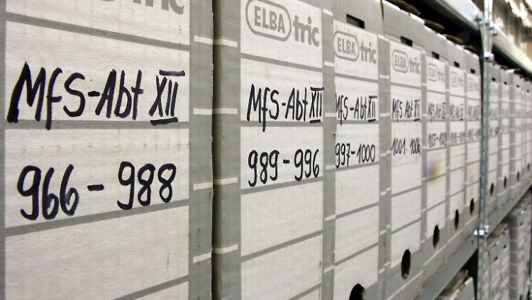 Auch 3000 bis 3500 Bundesbürger waren 1989 als IM geführt.