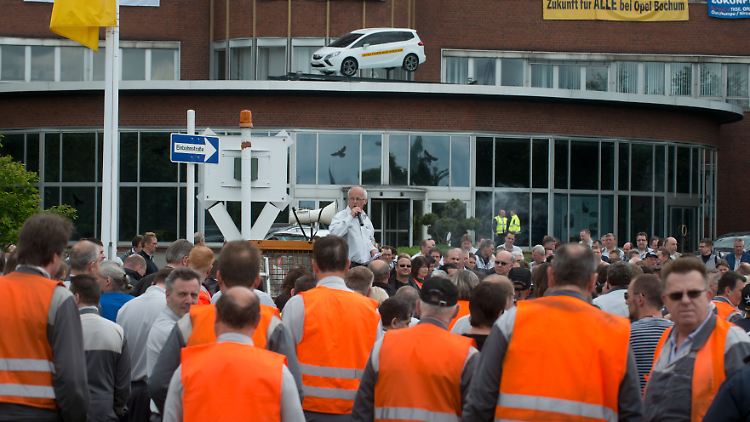 Opeöaner in Bochum: Protest gegen die "Heckenschützen-Art" der Informationspolitik des Managements