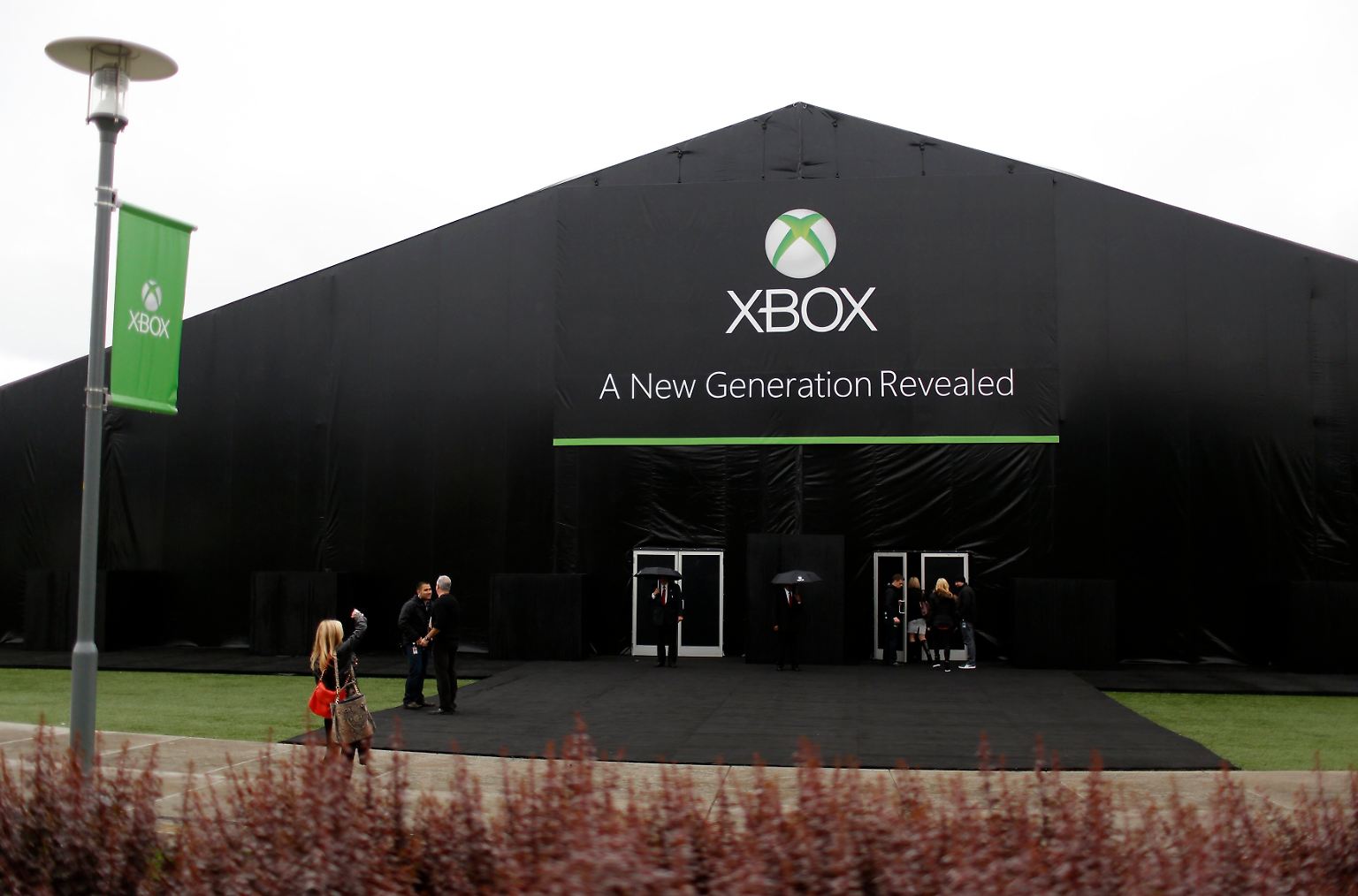 Microsoft rief nach Redmond und stellte die Hardware vor, die der Konsolenkonkurrenz das Fürchten lehren soll.
