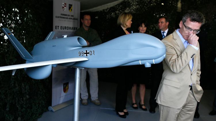 Das Euro-Hawk-Debakel ist de Mazières erster richtiger Skandal.