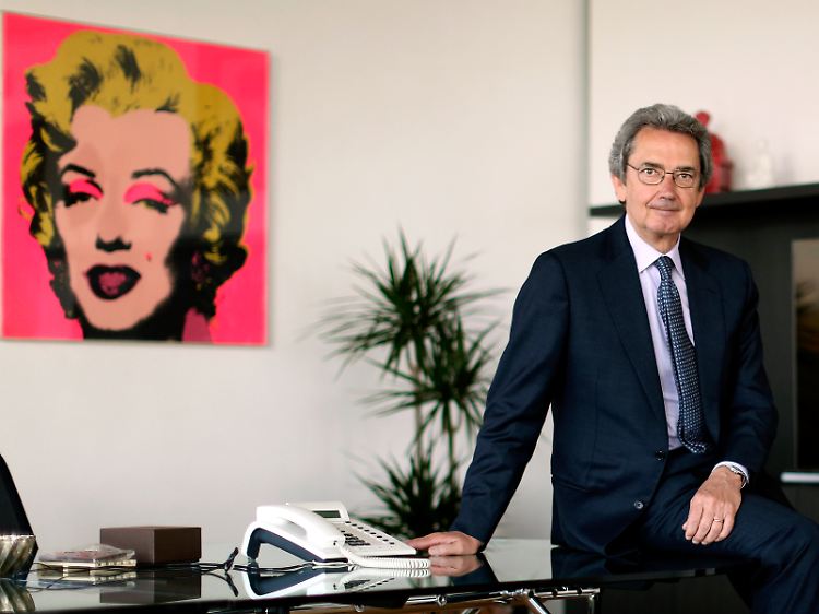 Führungskraft mit Zimmerpalme, Festnetzanschluss und Monroe-Porträt im Büro: Telecom-Italia-Chef Franco Bernabe.