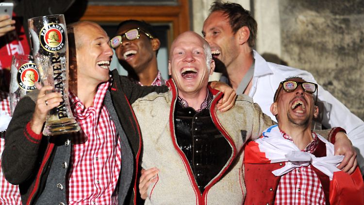 "Die ganze Welt hinter sich zu wähnen, ist auch eine Form der Bescheidenheit": Matthias Sammer, hier mit Arjen Robben, links, und Franck Ribéry bei der Meisterfeier.
