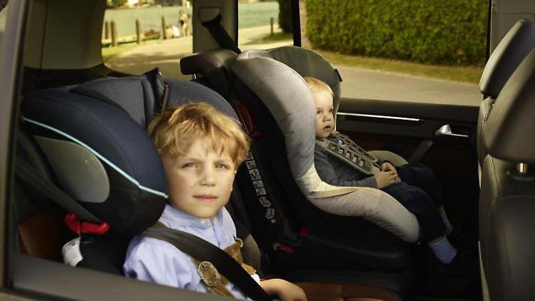 Bei Kindern unter zwölf Jahren reicht ein Anschnallgurt nicht. Sie müssen im Kindersitz befördert werden.