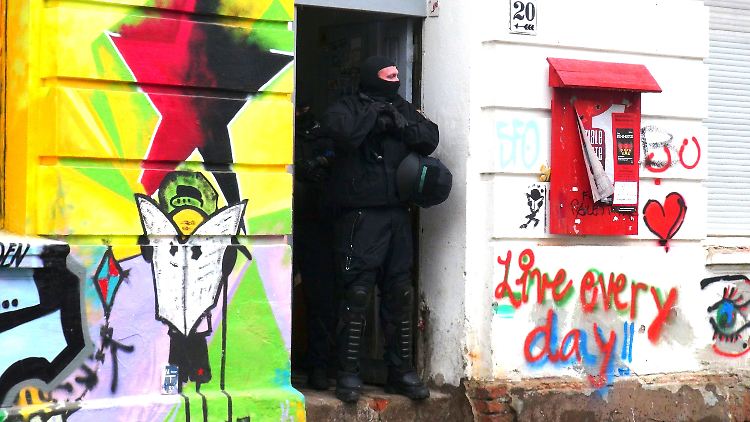 Einsatz in Magdeburg: In fast zwei Dutzend Wohnungen und Räumen suchten die Polizisten nach Beweisen gegen die RAZ.