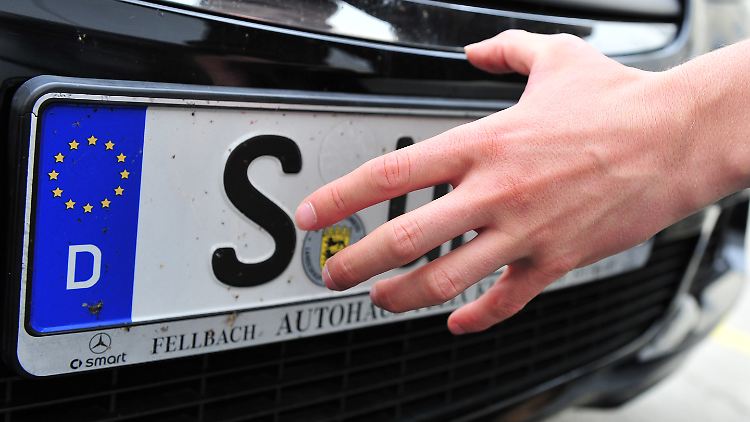 S für Stuttgart - wer aus Schwaben umzieht, kann sein altes Kennzeichen bald auch weiter spazieren fahren.
