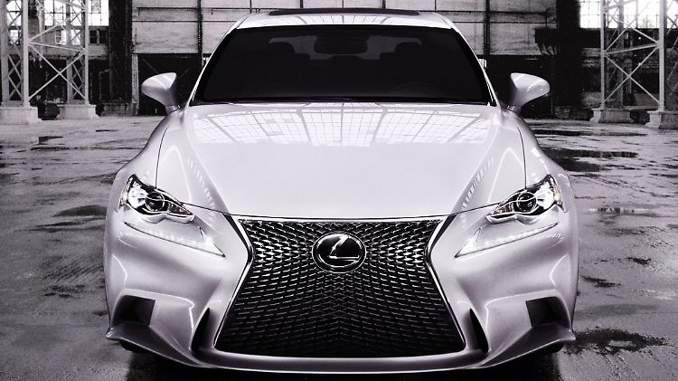 Mittelklasselimousine mit dominantem Kühlergrill: der neue Lexus IS.