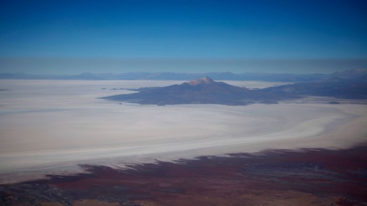 Im riesigen Salzsee von Uyuni ruht ein Schatz, den Bolivien noch nicht allein heben kann: Lithium.