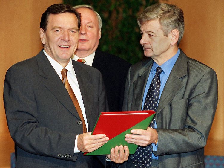 Protagonisten von Rot-Grün: Gerhard Schröder, Oskar Lafontaine und Joschka Fischer 1998 mit dem Koalitionsvertrag. (v.l.)