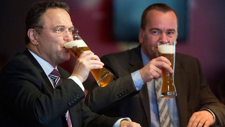 Bundesinnenminister Hans-Peter Friedrich (l, CSU) und Niedersachsens Innenminister Boris Pistorius (SPD) läuten die gemütliche Runde des Treffens ein.