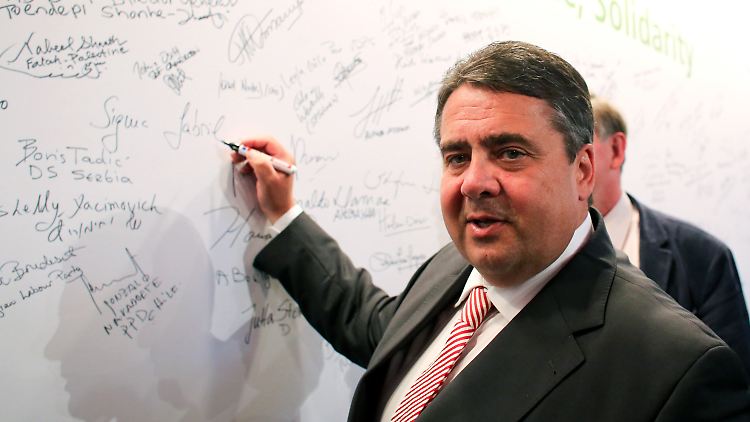 SPD-Chef Sigmar Gabriel unterschreibt symbolisch den Gründungsaufruf der "Progressive Alliance".