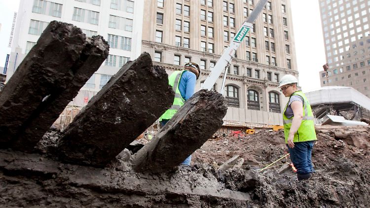 Schiffsplanken stechen aus der Erde - mitten in Manhattan.