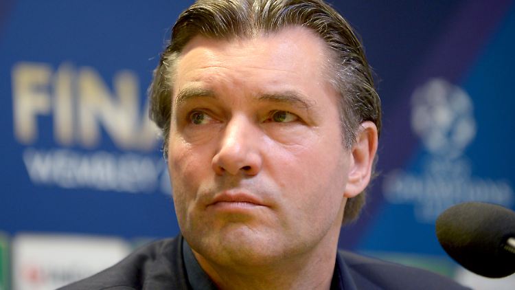 Nach dem Wechsel von Jungstar Mario Götze zum BVB-Erzrivalen FC Bayern geht Dortmunds Manager Michael Zorc nicht einfach zur Tagesordnung über.