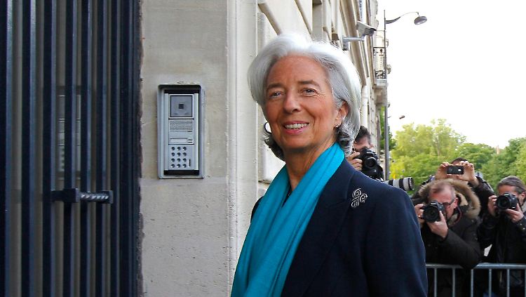 Mit einem Lächeln auf dem Gesicht betrat Lagarde das Gericht.