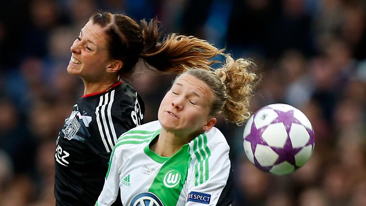 Wolfsburgs Josephine Henning (r.) im Zweikampf mit Lotta Schelin.