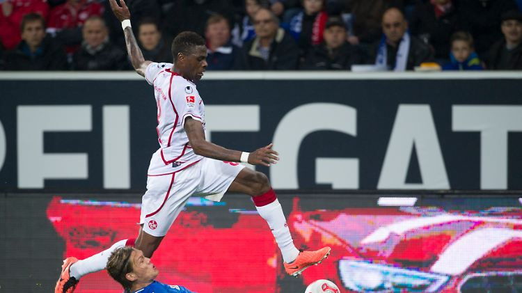 Idrissou hält die Hoffnungen der Lauterer auf eine Rückkehr in die 1. Fußball-Bundesliga mit seinem Auswärtstor am Leben.