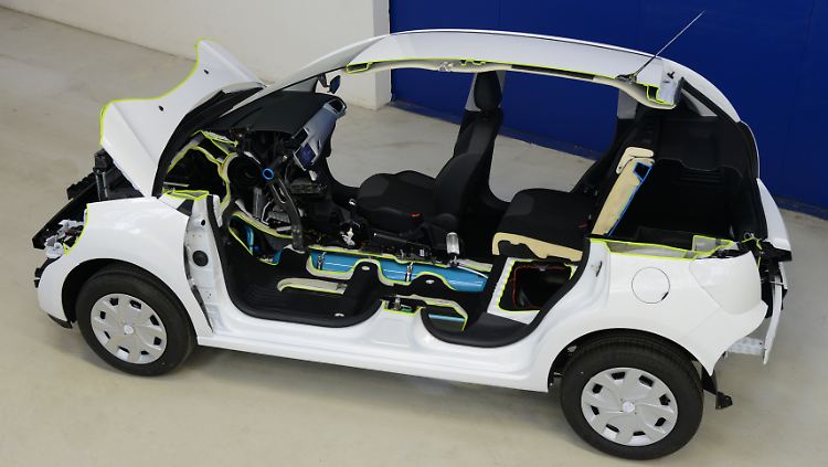Der Querschnitt zeigt ein Hybrid-Air-Auto von Peugeot - Citroën.