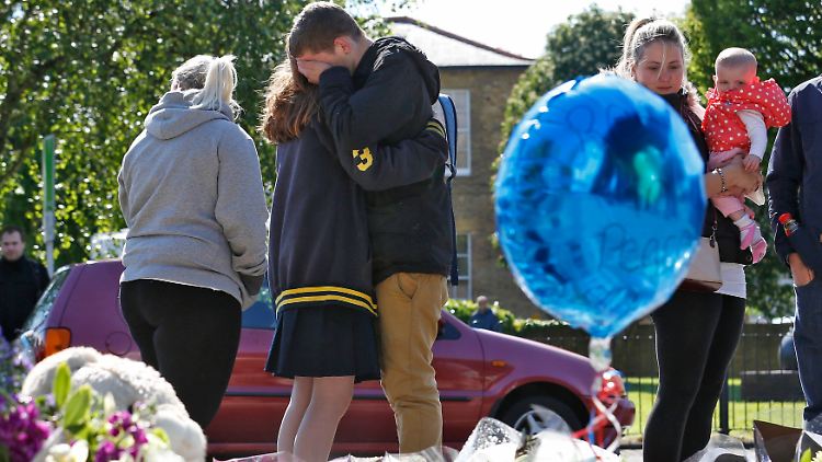 Vor der Kaserne legen Menschen in Erinnerung an den getöteten Soldaten Blumen nieder.