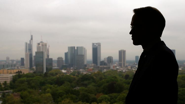 Eigentlich sieht es ganz gut aus in Deutschland: Bundesbank-Chef Jens Weidmann hält von seinem Bürofenster aus die Konjunkturlage im Blick.