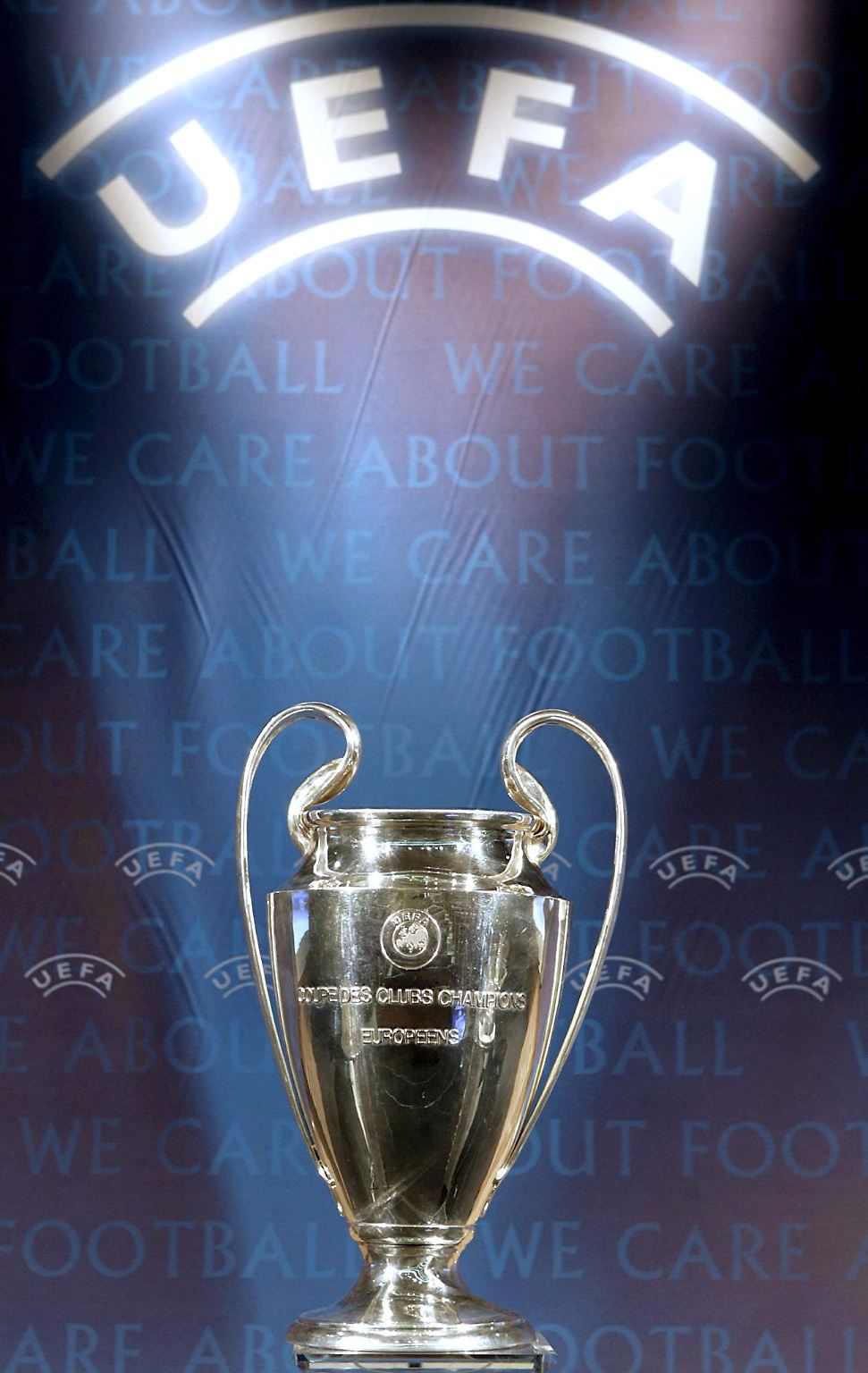 Zum 20. Mal spielen zwei Teams im Finale der Champions League um diesen Pokal. 19 Sieger stehen schon in den Annalen, der 20. Titelträger kommt aus Deutschland. Doch wer hat den Pokal in all den Jahren noch gleich nach Hause geholt? Und wann?