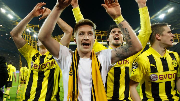 Beseelt vom Sieg gegen Malaga: Marco Reus und seine Dortmunder Kollegen.