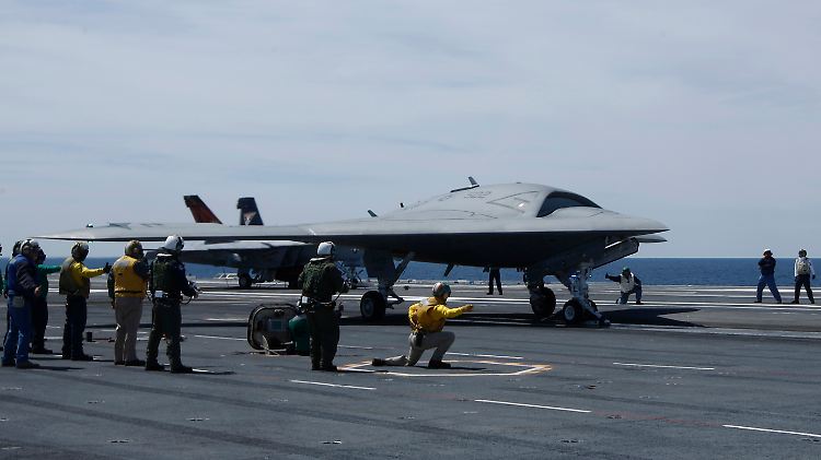 Eine Drohne vom Typ X-47B wird von einem Flugzeugträger aus gestartet.