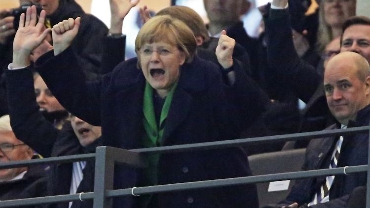 "Damit bin ich ganz auf der sicheren Seite": Angela Merkel, Fußballfan.